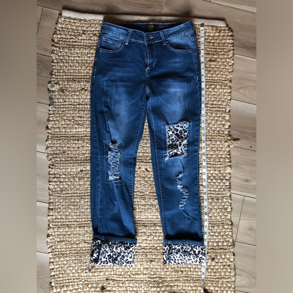 Lucky & Blessed Blue Distressed wonens Jeans Leopard Accents size 6 27x26